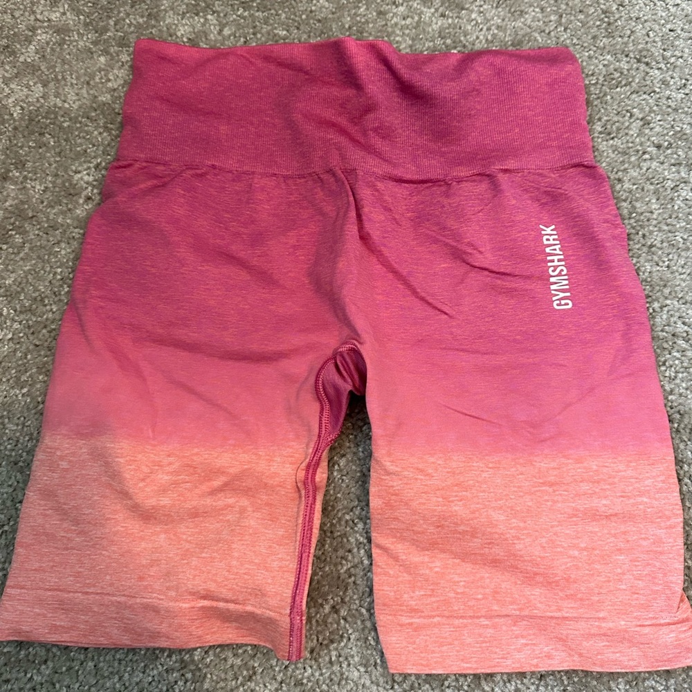 Ombré GYMSHARK biker shorts. Can be
Scrunched up on legs so they aren’t so long
